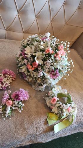 گل آرایی و سفره عقدو ماشین عروس تاج گل ختم سبد ختم ودسته گل عروس تزئین تالار عروسی  در تبریز