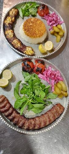 سفره خانه و جگرکی طهرون در تهران سفره خانه و جگرکی همراه با موسیقی زنده هر روز و غذا با قلیان در سالن مجزا در تهران