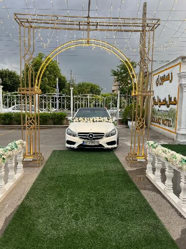 گل فروشی در میانه