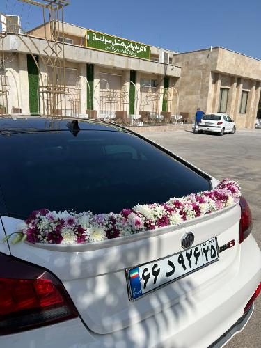 گل فروشی در میانه