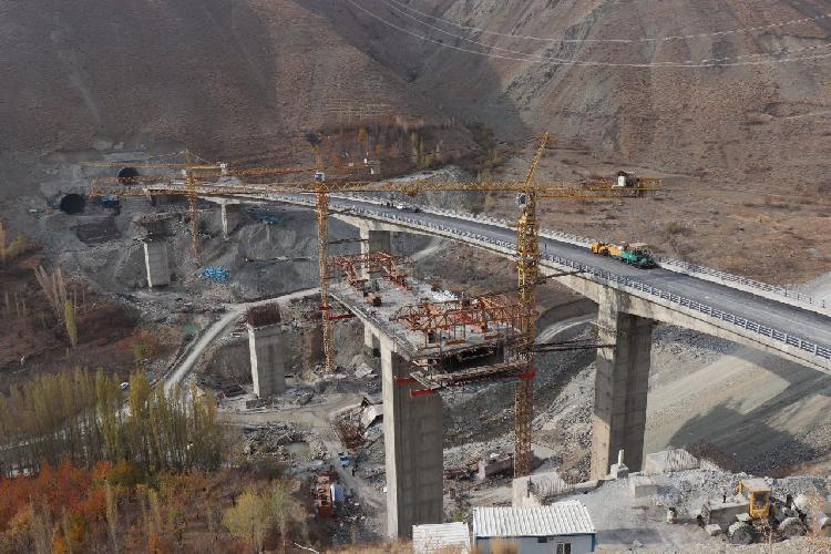 آذرپاد جنوب در تهران تولید کننده افزودنی های بتن و مواد شیمیایی صنعت ساختمان و راه سازی در تهران