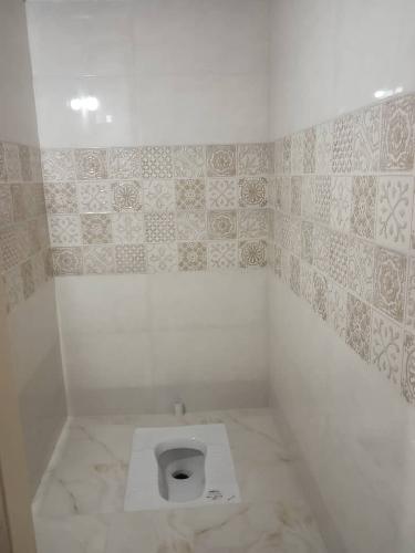 کاشیکاری و تعویض سنگ توالت و رفع نم ونشتی در تبریز کاشیکاری در تبریز