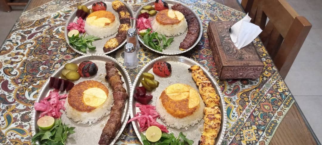 سفره خانه و جگرکی طهرون در تهران سفره خانه و جگرکی همراه با موسیقی زنده هر روز و غذا با قلیان در سالن مجزا در تهران