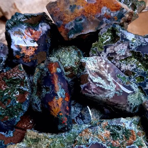 گالری قیراط در تبریز فروش سنگ های جواهری و نیمه جواهری - سنگ راف و تراش خورده معدنی و نقره . در تبریز